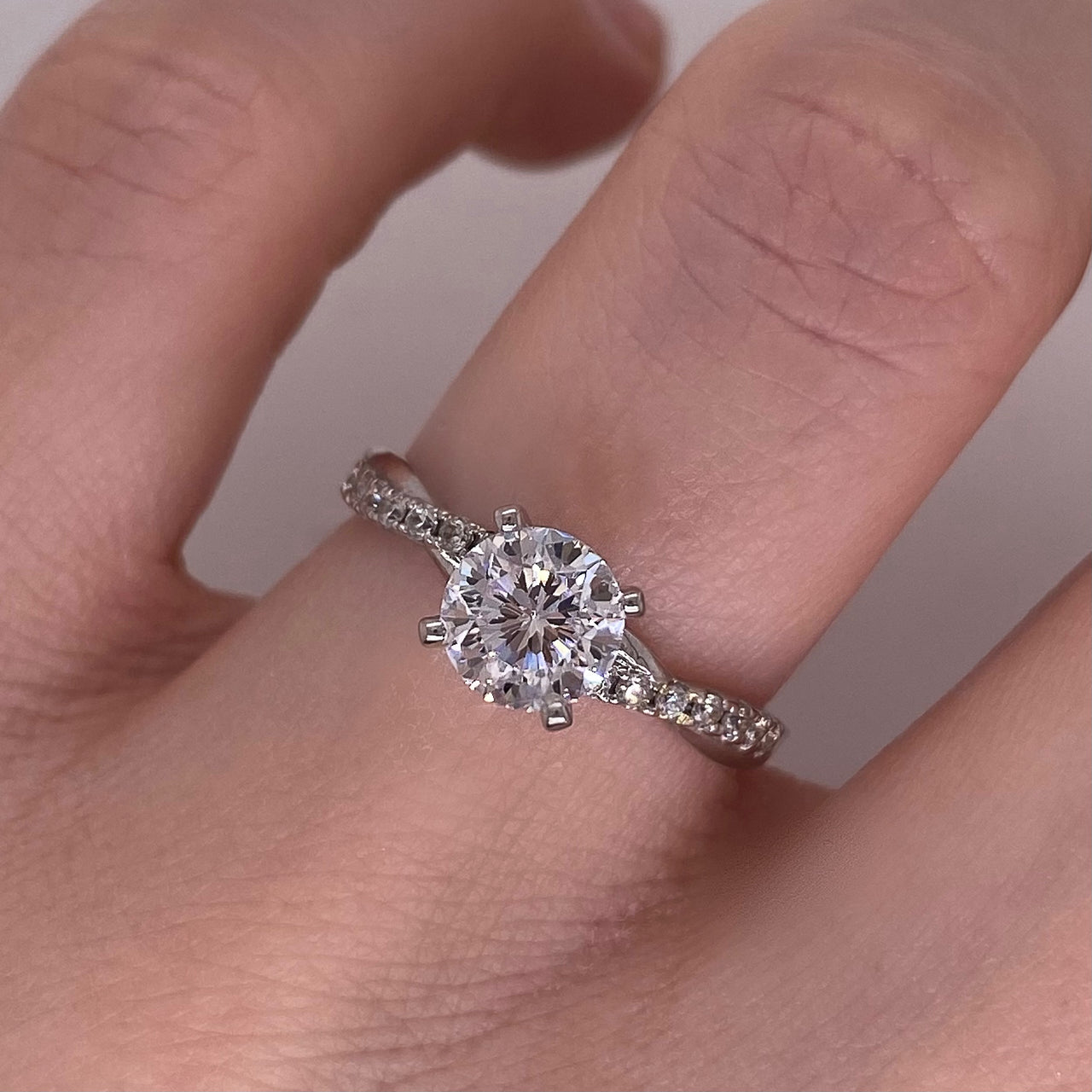 Anillo Oro Blanco 10k, Estilo Trenzado Zirconia Central 6 mm