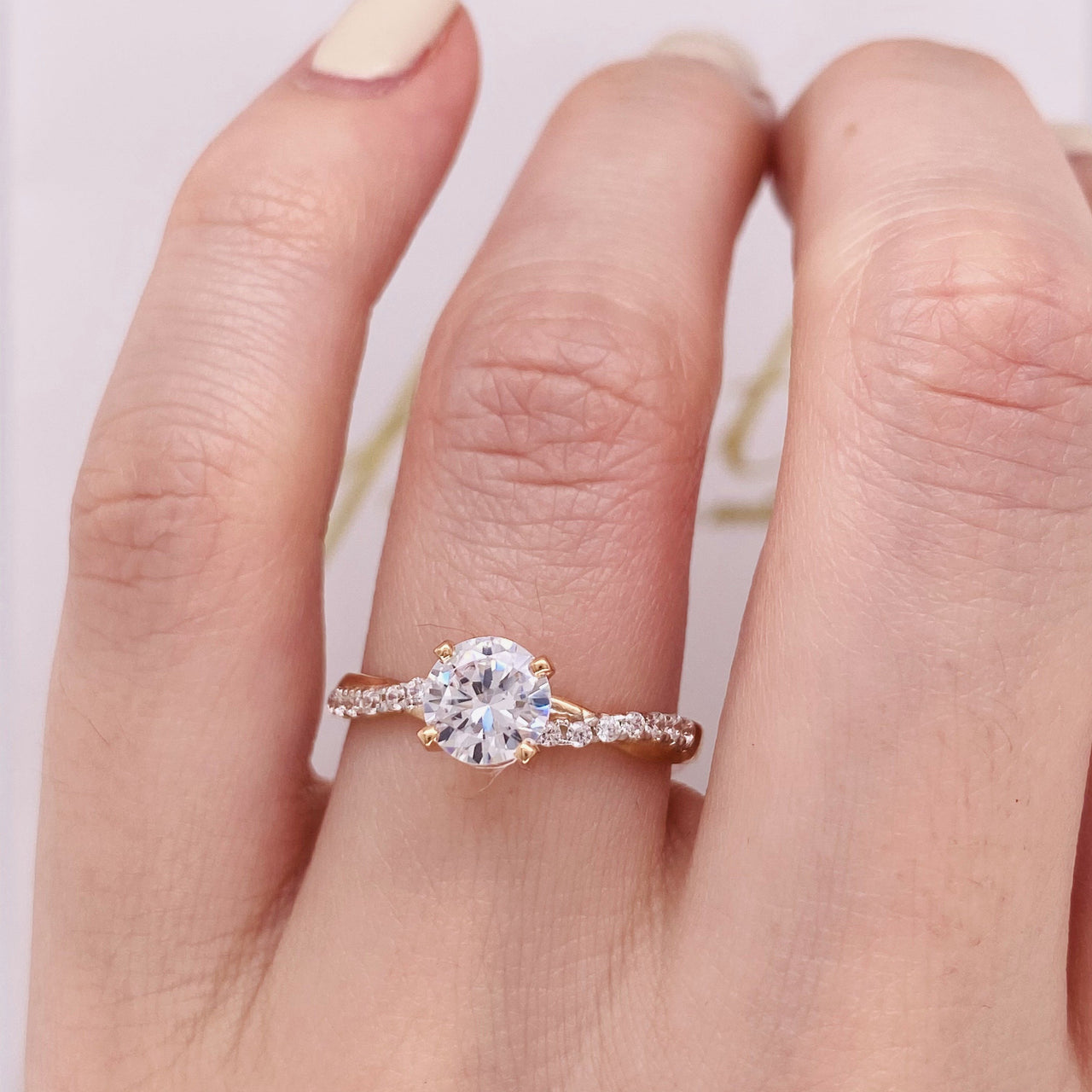 Anillo Oro Rosa 10k, Estilo Trenzado Zirconia Central 6 mm - Infiniti Joyas