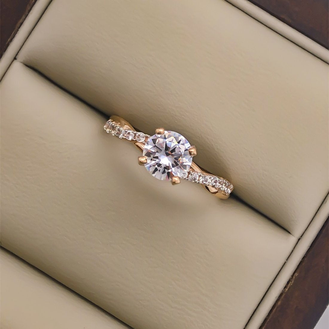 Anillo Oro Rosa 10k, Estilo Trenzado Zirconia Central 6 mm - Infiniti Joyas
