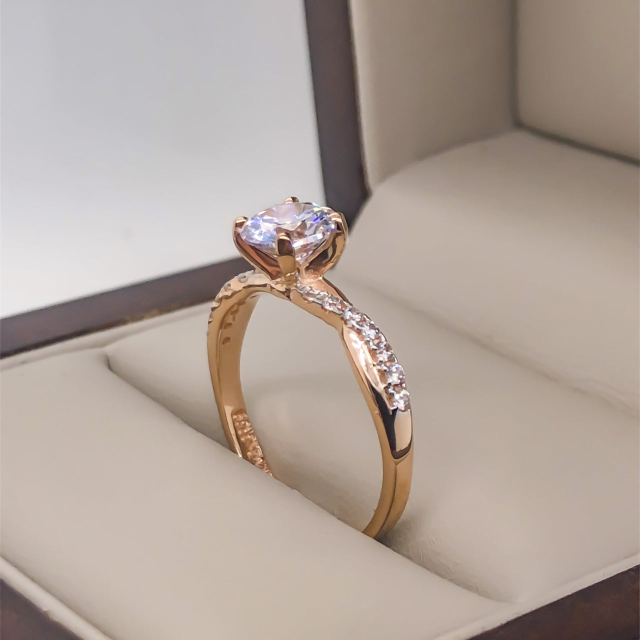 Anillo Oro Rosa 10k, Estilo Trenzado Zirconia Central 6 mm - Infiniti Joyas