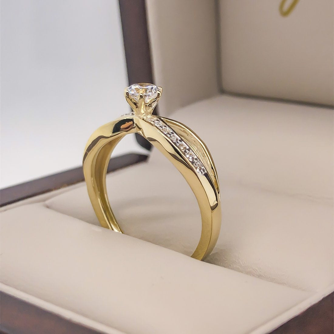 Anillo Oro 10k, Estilo Infinito Zirconia Central 4 mm - Infiniti Joyas