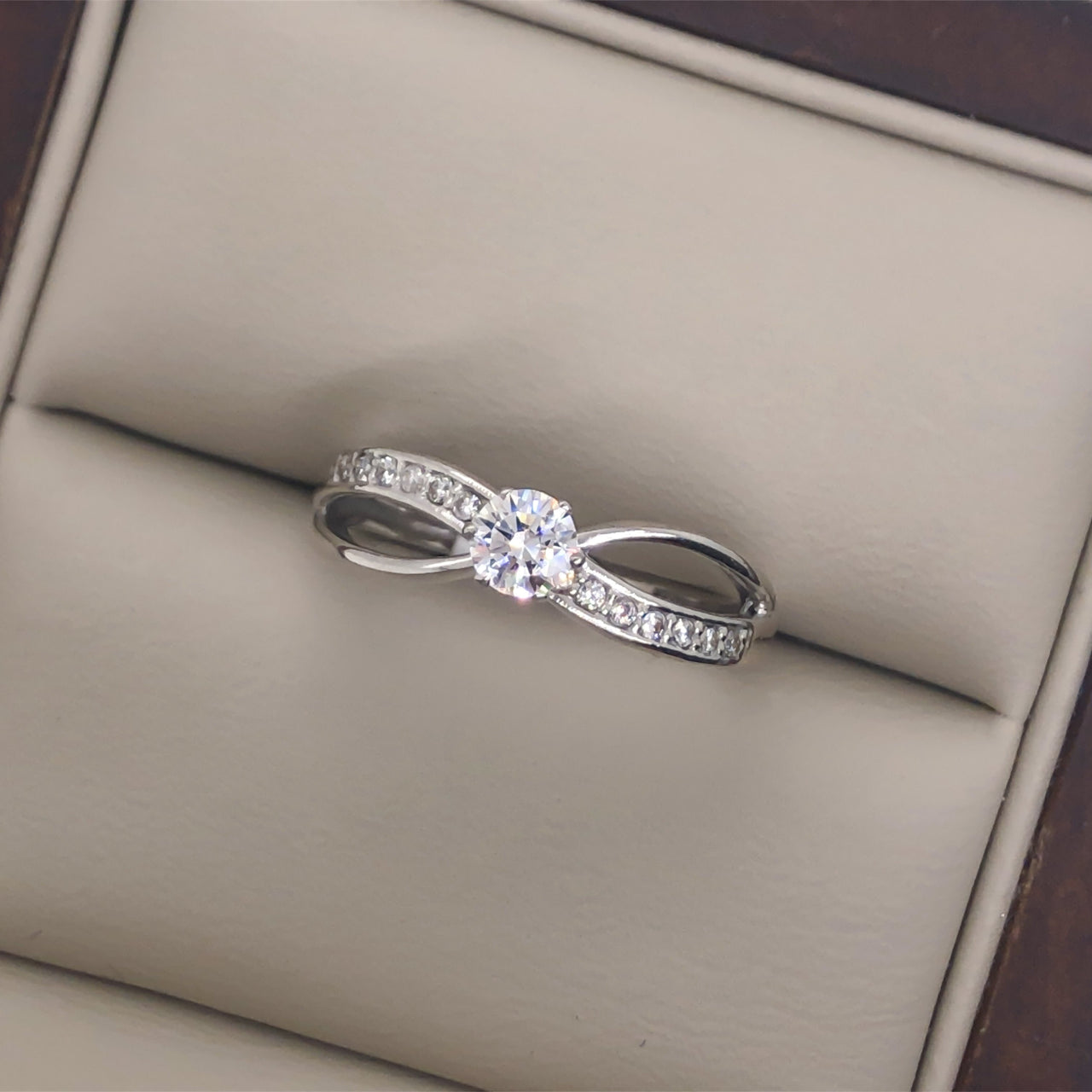 Anillo Oro Blanco 10k, Estilo Infinito Zirconia Central 4 mm - Infiniti Joyas