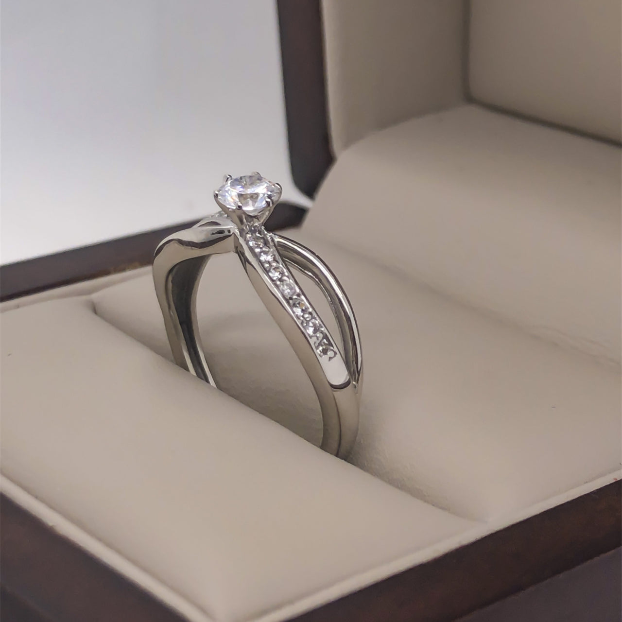 Anillo Oro Blanco 10k, Estilo Infinito Zirconia Central 4 mm - Infiniti Joyas