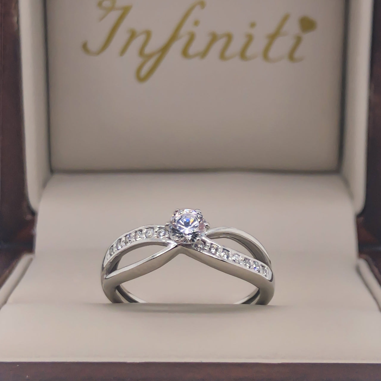 Anillo Oro Blanco 10k, Estilo Infinito Zirconia Central 4 mm - Infiniti Joyas