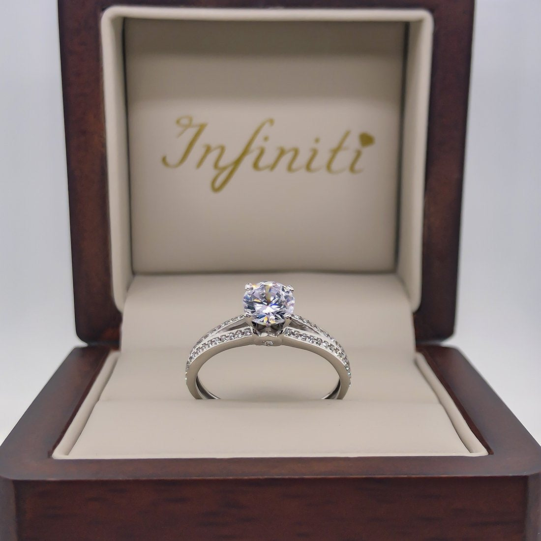 Anillo Oro Blanco 10k, Estilo Pavé Doble con Zirconia Central 6 mm - Infiniti Joyas