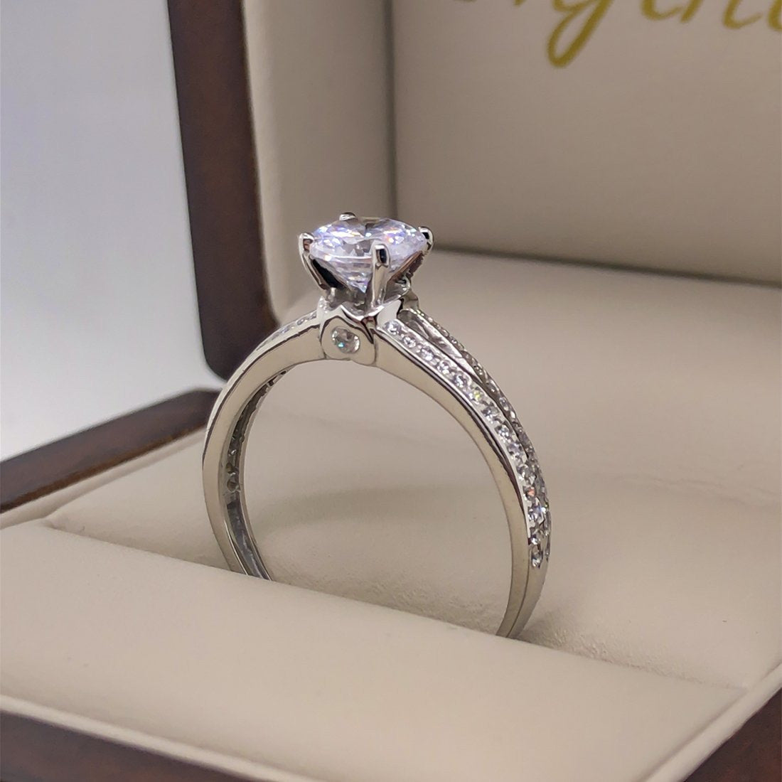 Anillo Oro Blanco 10k, Estilo Pavé Doble con Zirconia Central 6 mm - Infiniti Joyas