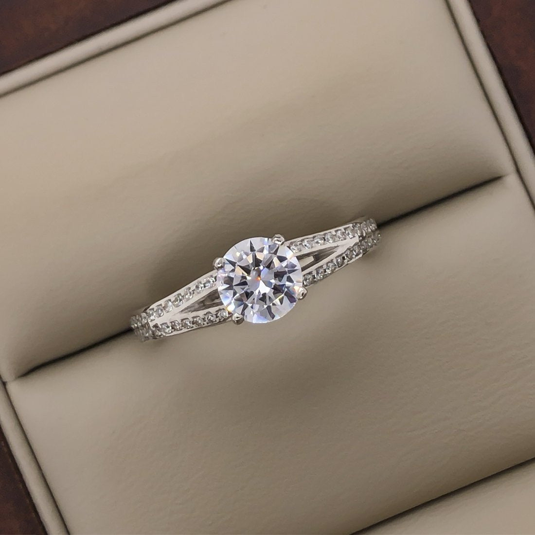 Anillo Oro Blanco 10k, Estilo Pavé Doble con Zirconia Central 6 mm - Infiniti Joyas