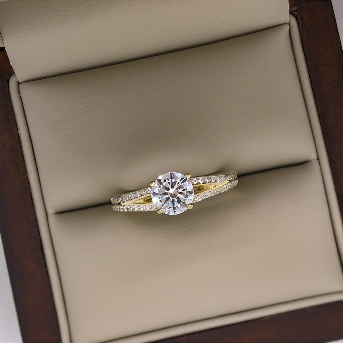 Anillo Oro 10k, Estilo Pavé Doble con Zirconia Central 6 mm - Infiniti Joyas