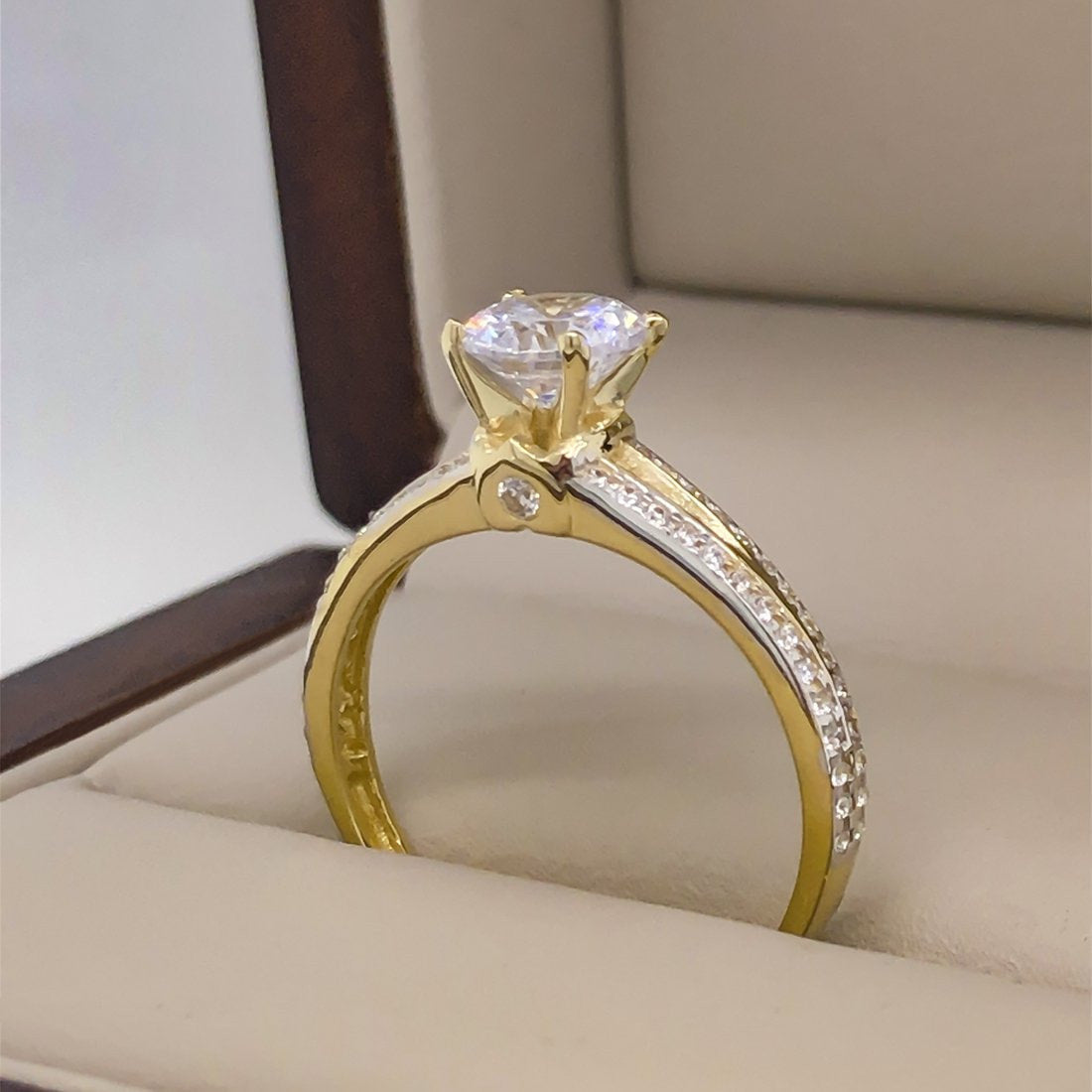 Anillo Oro 10k, Estilo Pavé Doble con Zirconia Central 6 mm - Infiniti Joyas