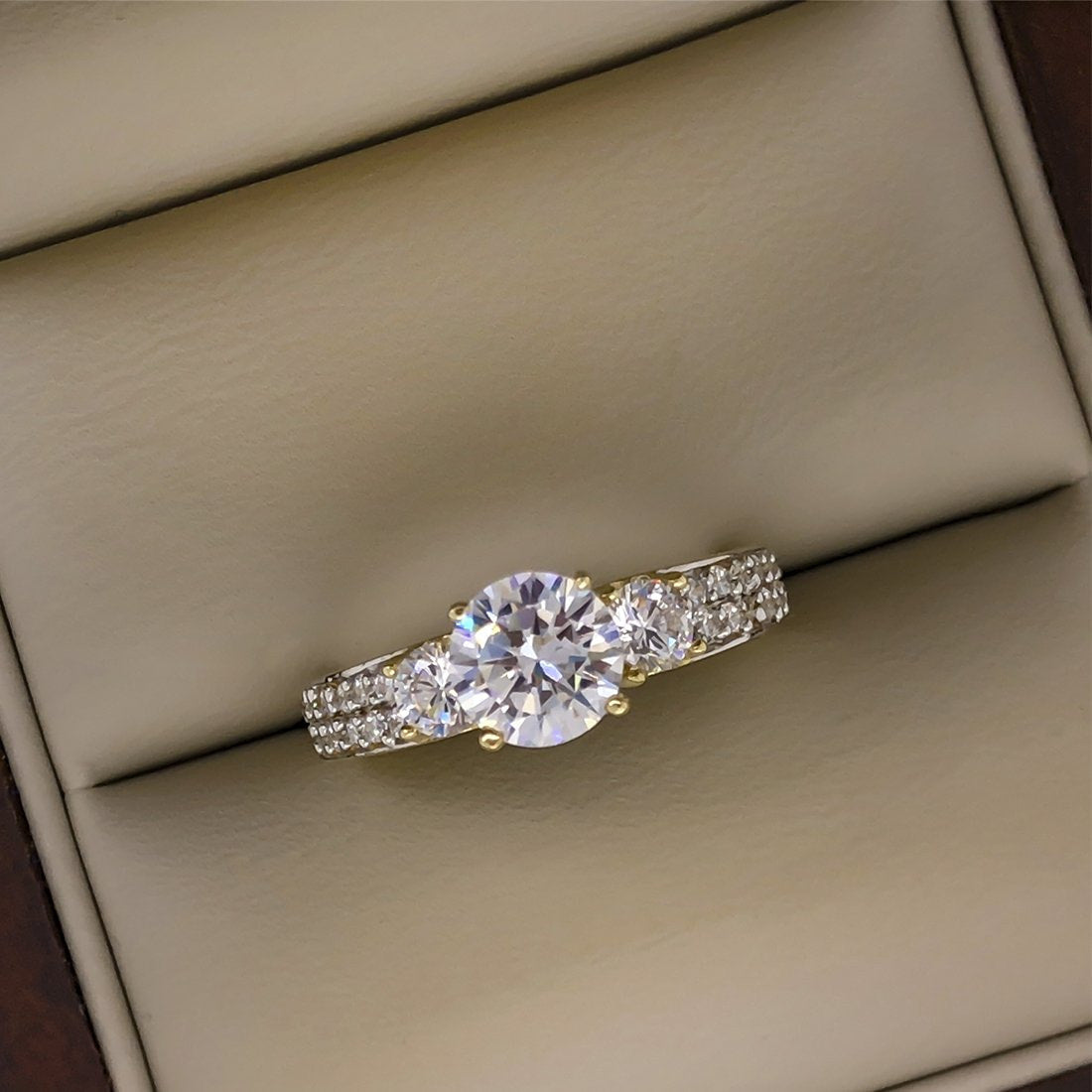 Anillo Oro 10k, Estilo Tres Piedras Zirconia Central de 6.30 mm - Infiniti Joyas