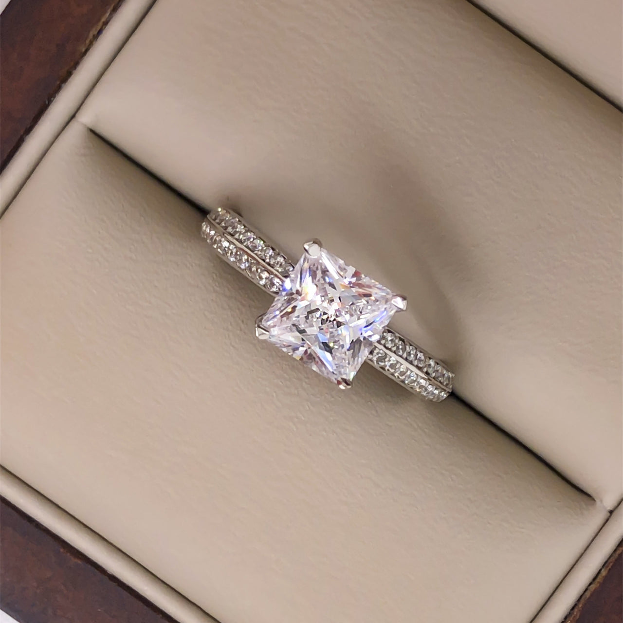 Anillo Oro Blanco 10k, Zirconias Corte Princesa con Doble Fila Pavé - Infiniti Joyas