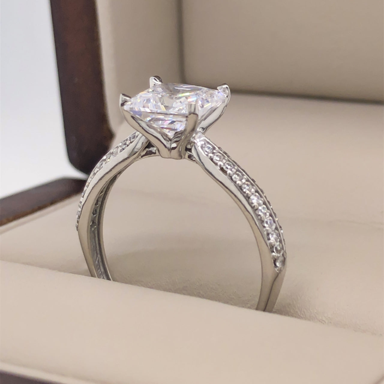 Anillo Oro Blanco 10k, Zirconias Corte Princesa con Doble Fila Pavé - Infiniti Joyas