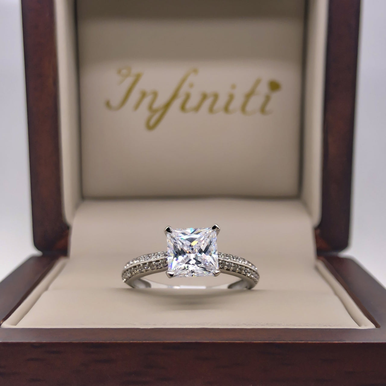 Anillo Oro Blanco 10k, Zirconias Corte Princesa con Doble Fila Pavé - Infiniti Joyas
