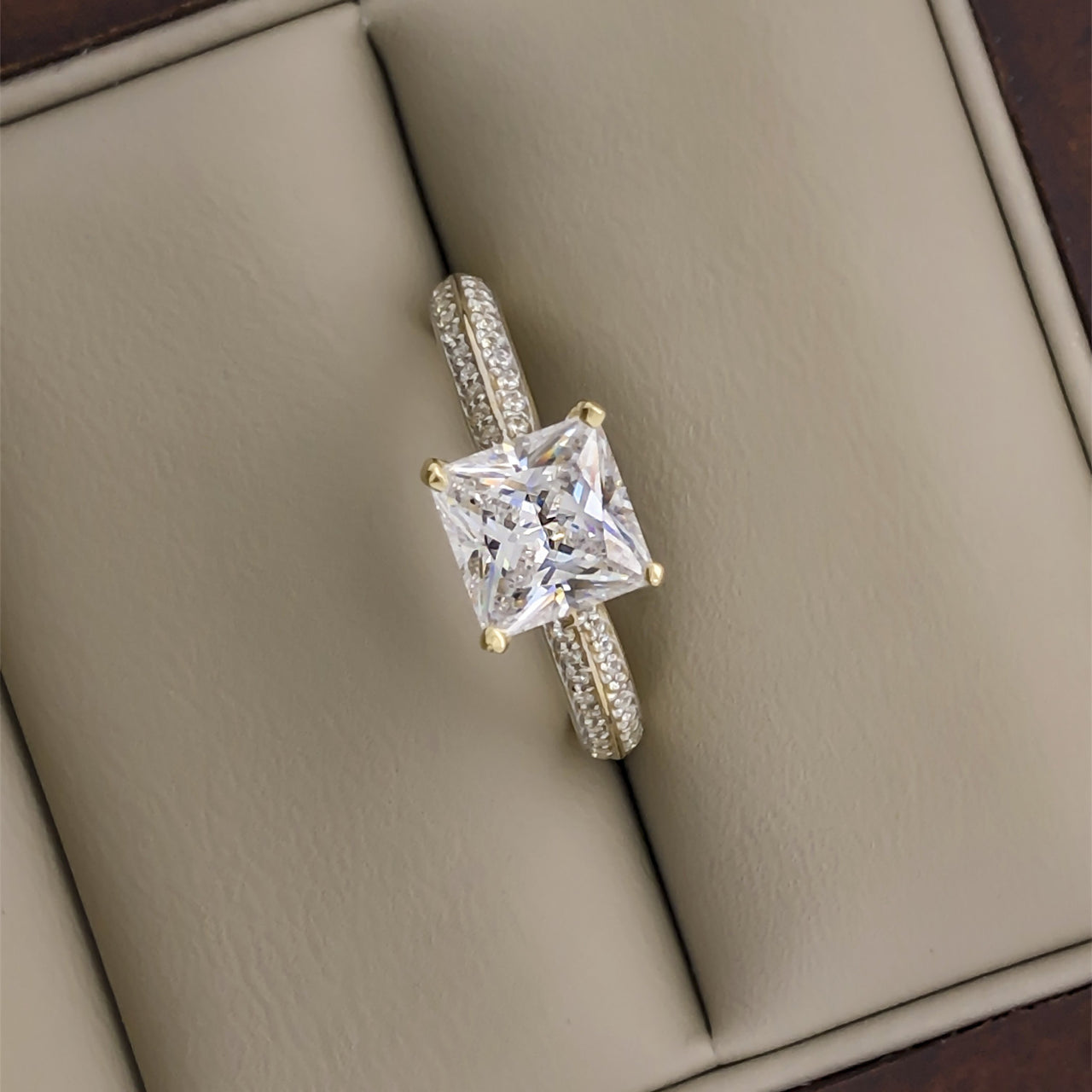 Anillo Oro 10k, Pavé Doble Fila con Zirconias Corte Princesa - Infiniti Joyas