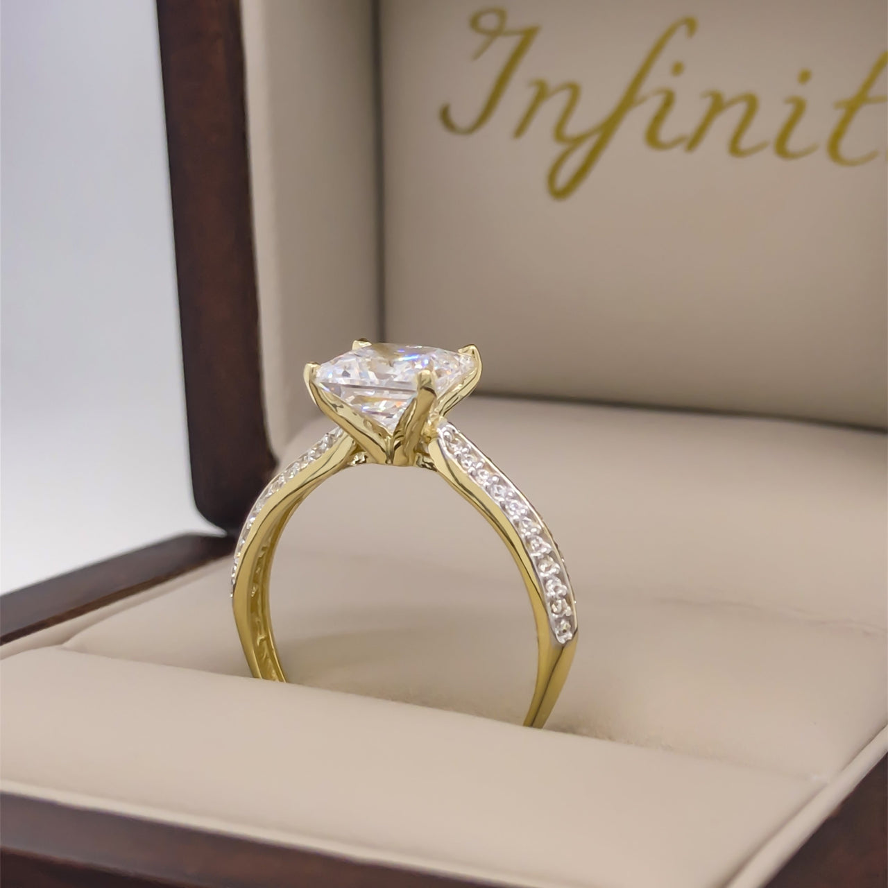 Anillo Oro 10k, Pavé Doble Fila con Zirconias Corte Princesa - Infiniti Joyas