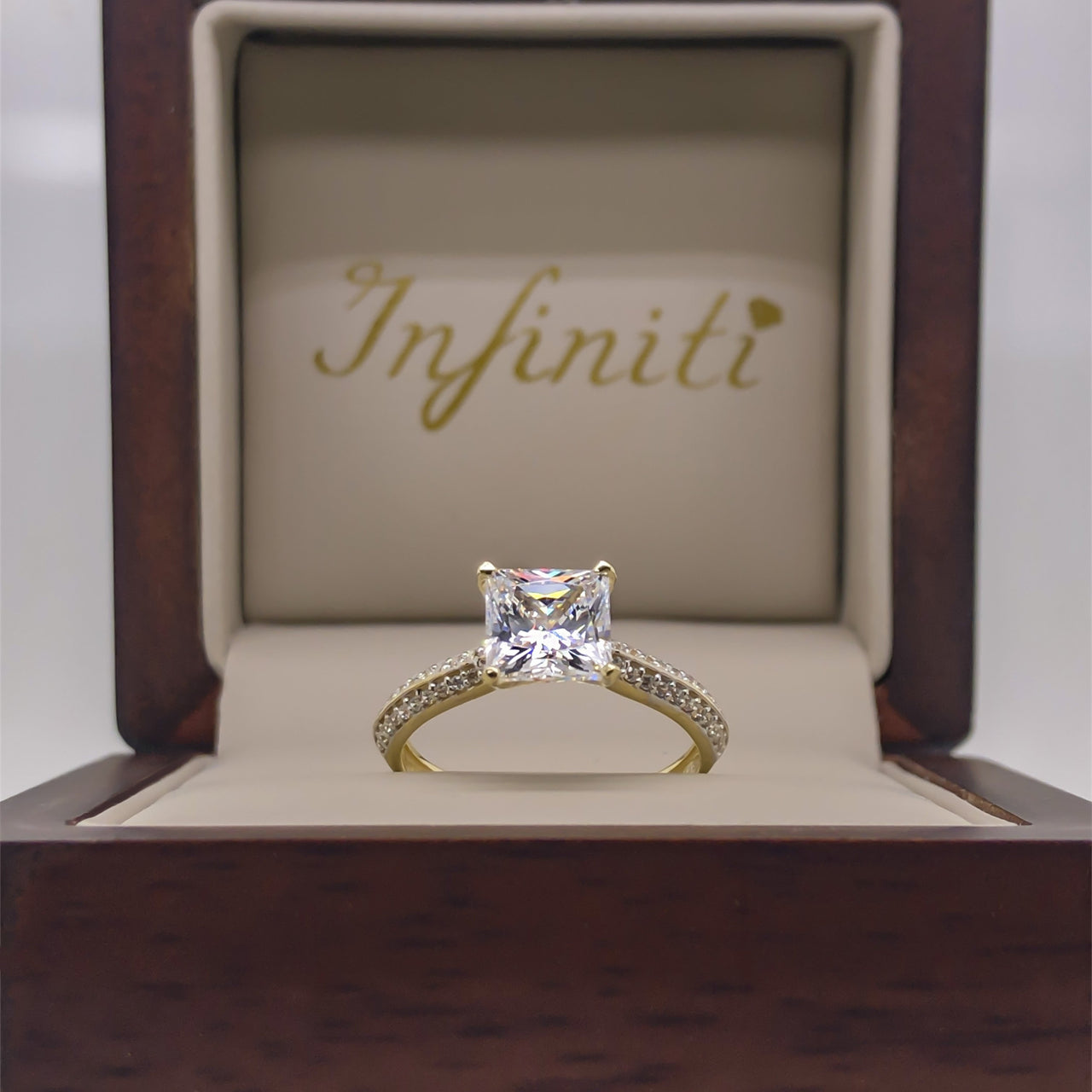 Anillo Oro 10k, Pavé Doble Fila con Zirconias Corte Princesa - Infiniti Joyas