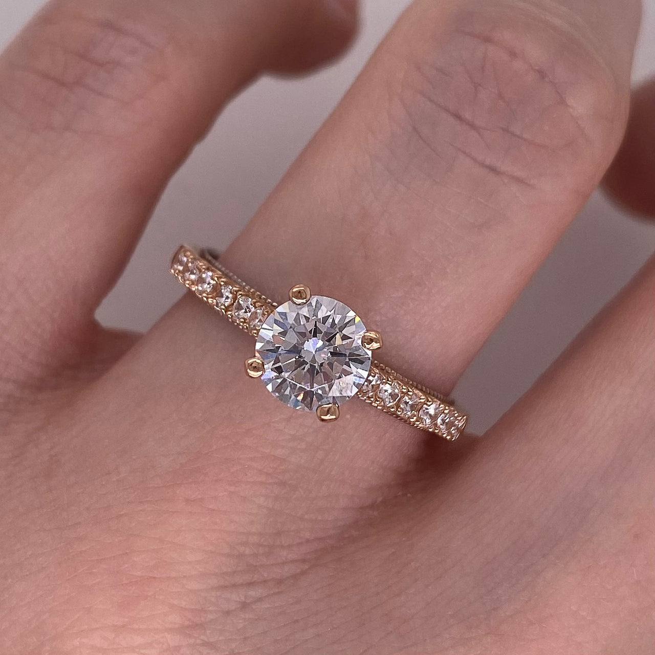 Anillo Oro Rosa 10k - Pavé Zirconia Central 6 mm