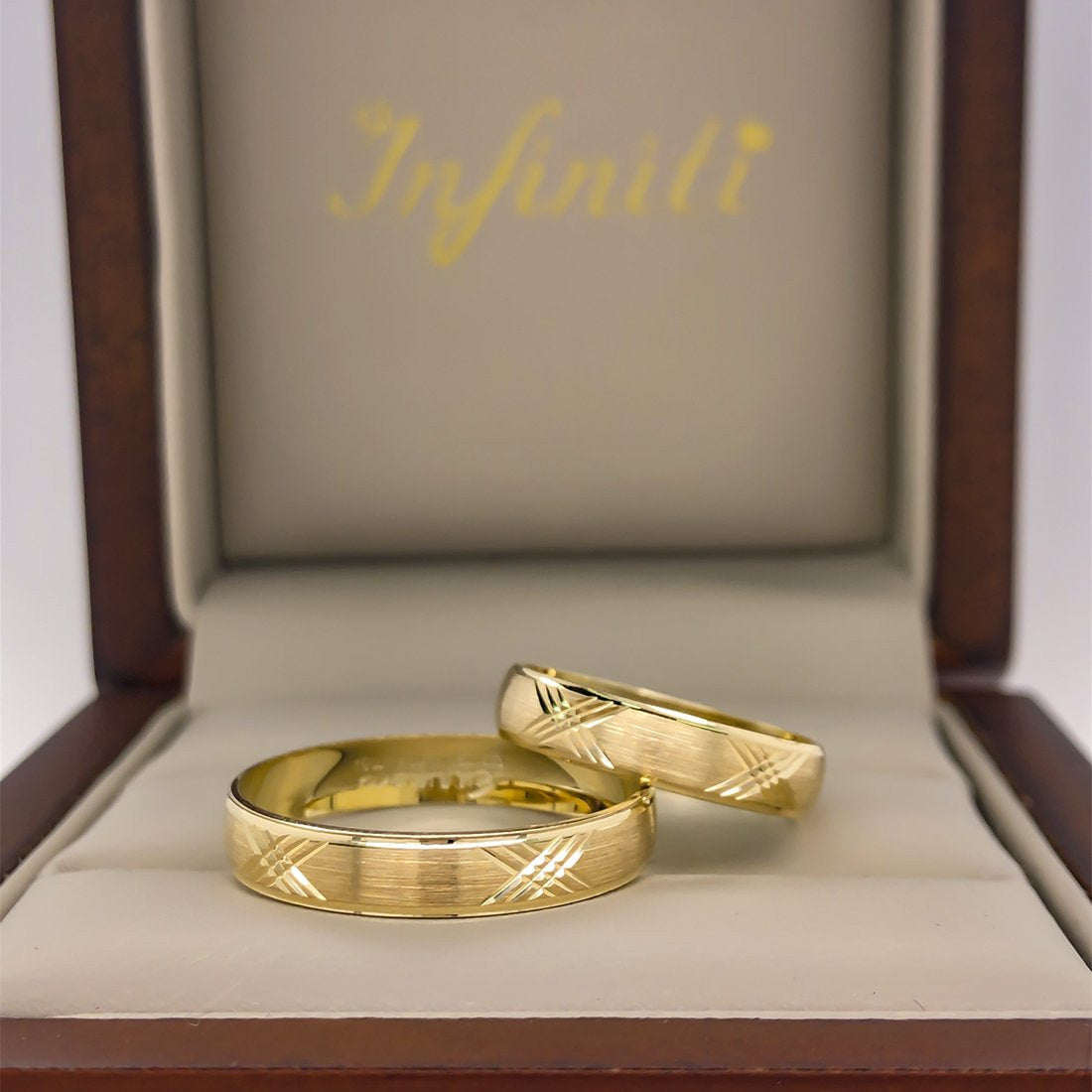 Argolla Oro Amarillo 10k - Diamantada con Bisel Liso, Ancho de 4 mm - Infiniti Joyas
