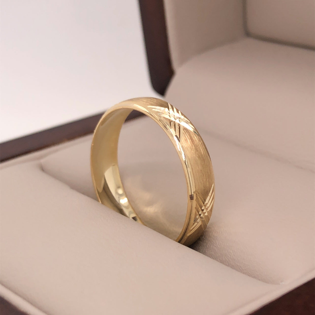 Argolla Oro Amarillo 10k - Diamantada con Bisel Liso, Ancho de 4 mm