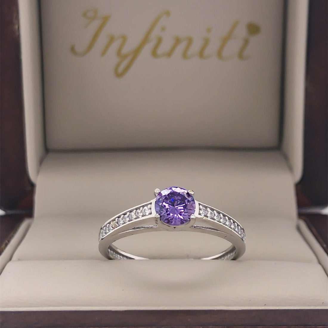 Anillo Oro Blanco 10k, Pavé en Canal Zirconia Central 5 mm - Infiniti Joyas