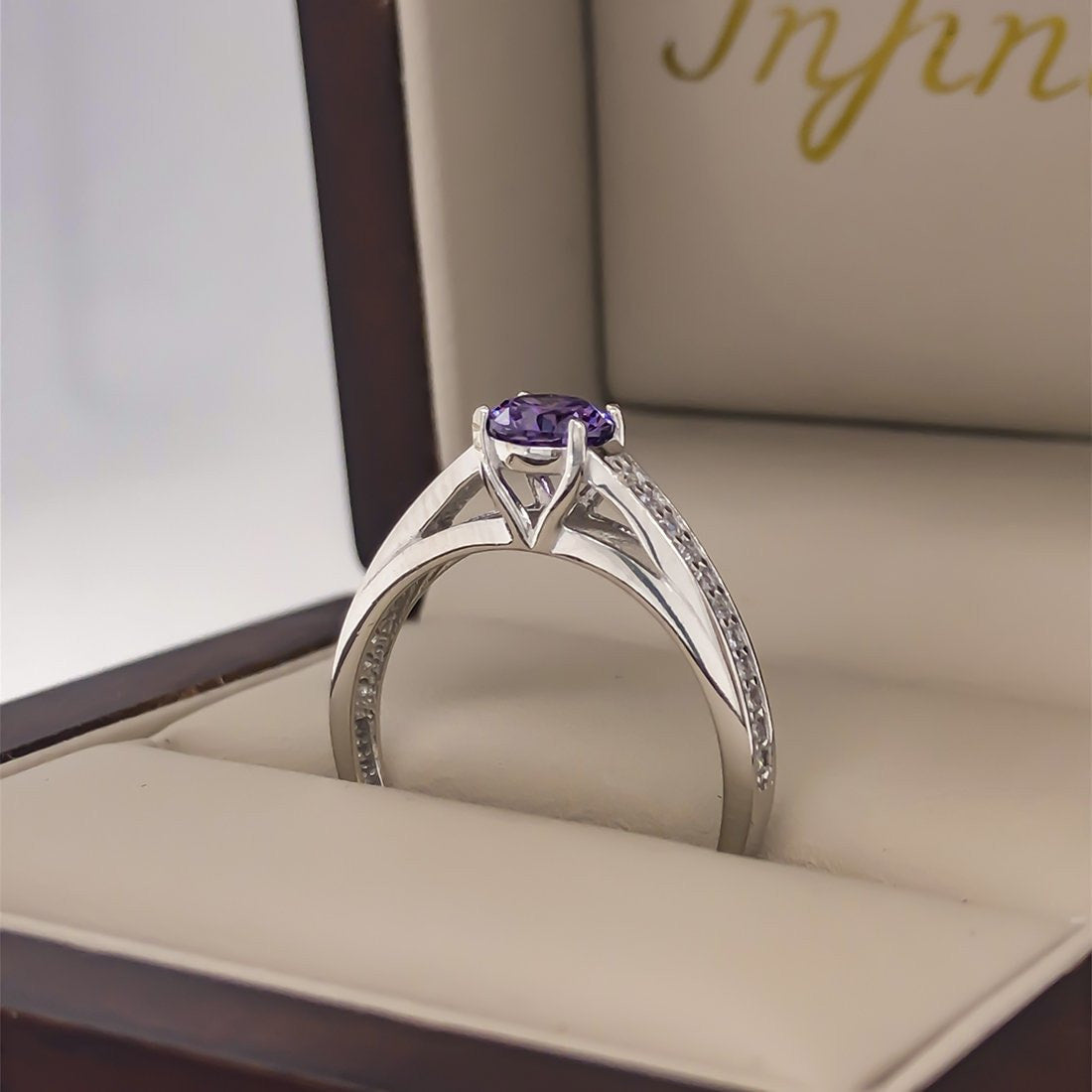 Anillo Oro Blanco 10k, Pavé en Canal Zirconia Central 5 mm - Infiniti Joyas