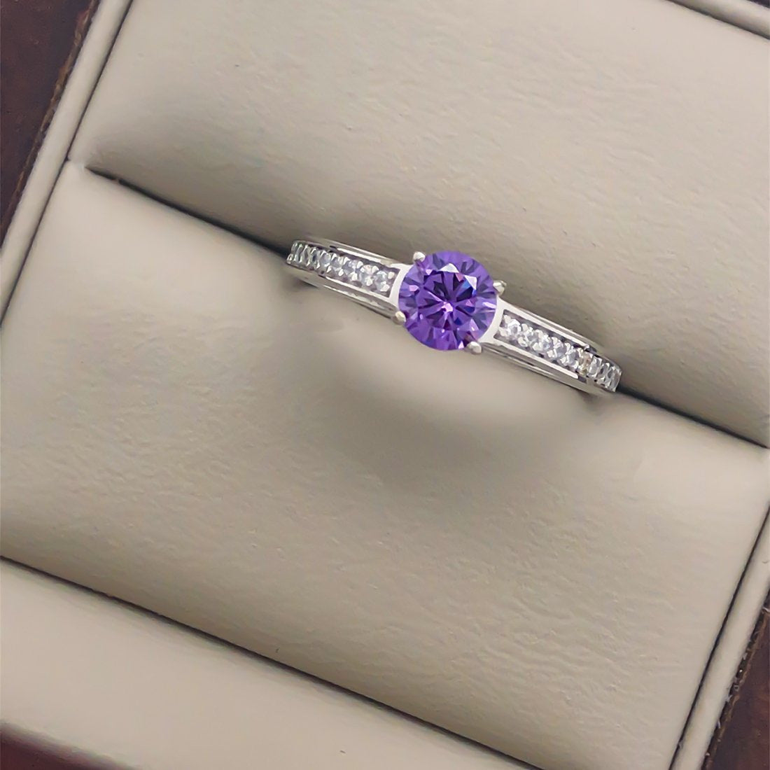 Anillo Oro Blanco 10k, Pavé en Canal Zirconia Central 5 mm - Infiniti Joyas