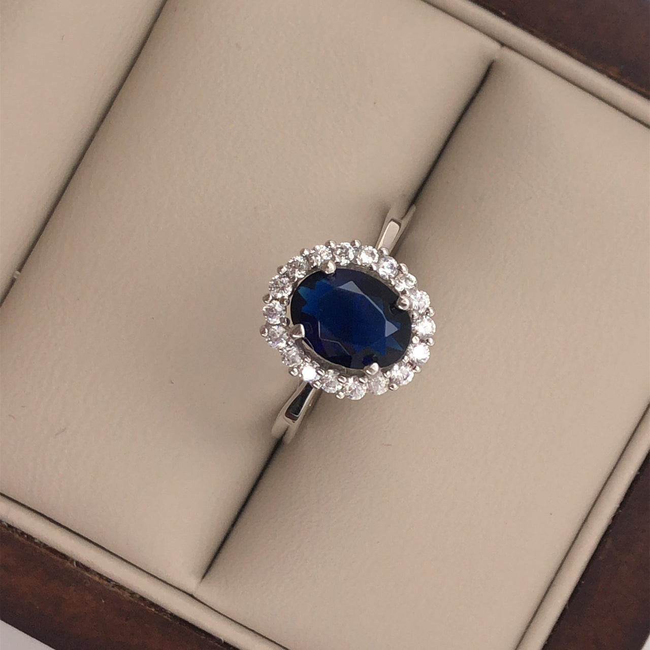 Anillo Oro Blanco 10k, Halo con Zafiro 8x6 mm - Infiniti Joyas