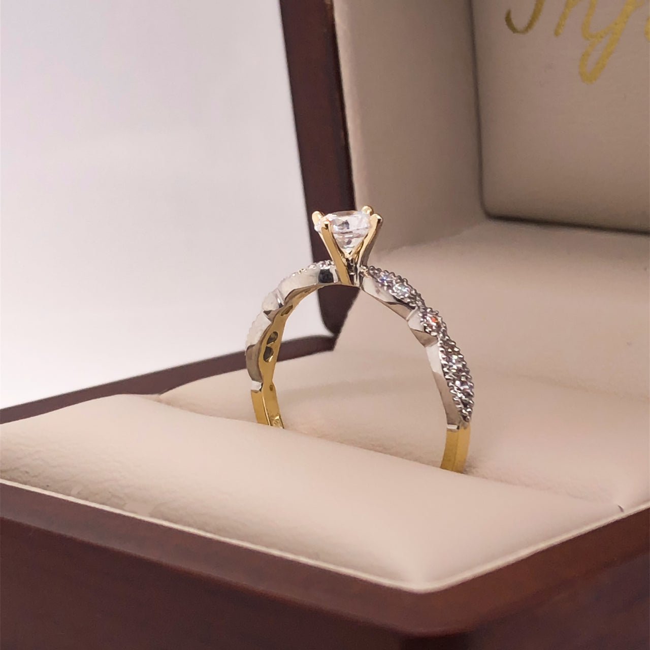 Anillo Oro 10k - Pavé Zirconia Central 4.5 mm