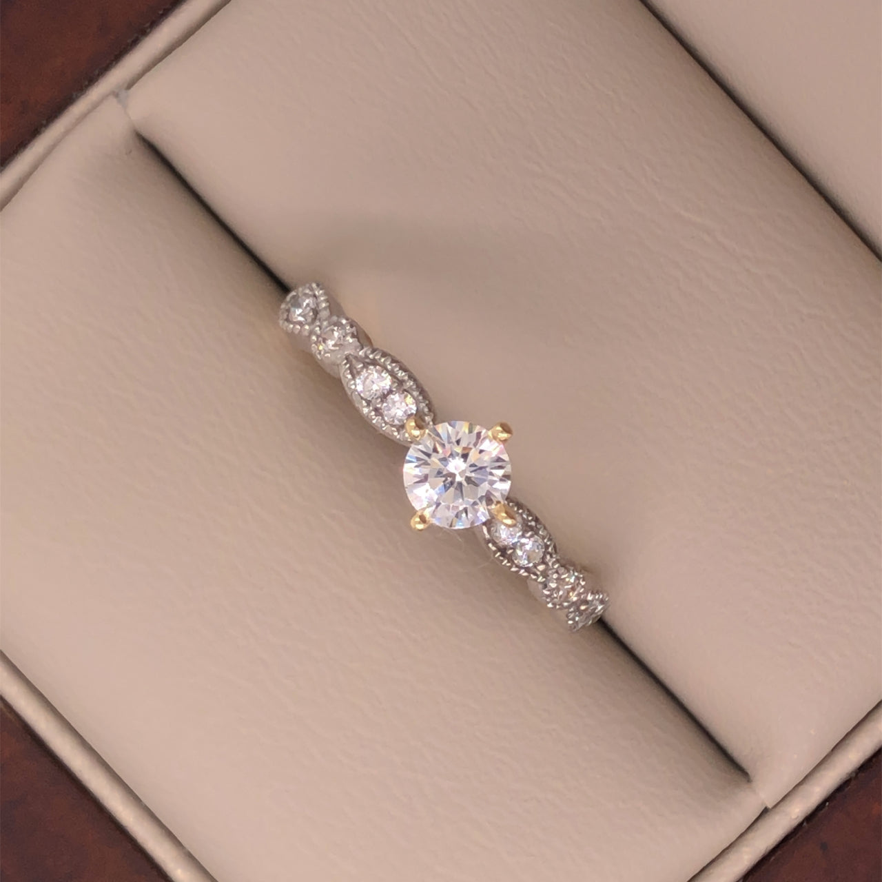 Anillo Oro 10k - Pavé Zirconia Central 4.5 mm