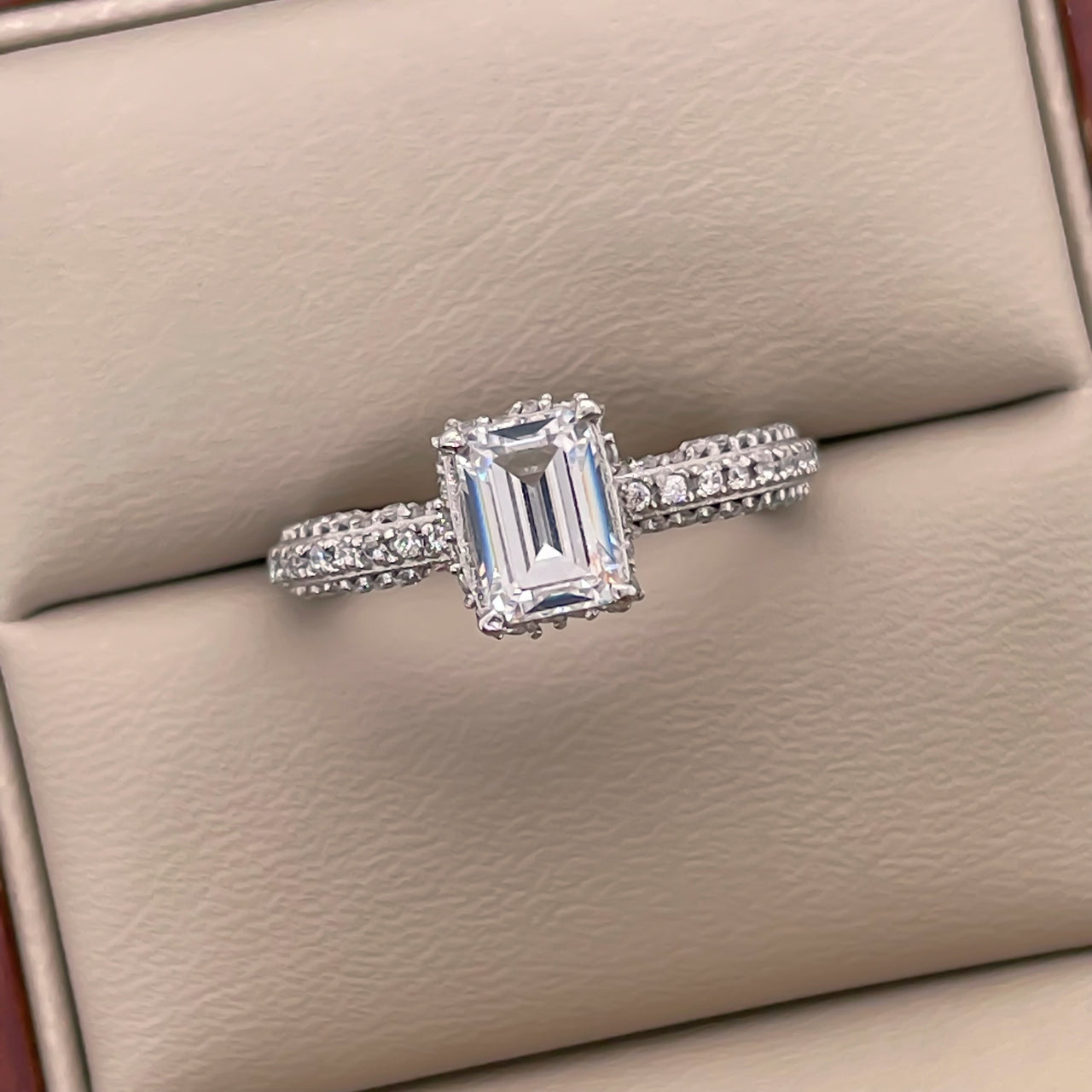 Anillo Oro Blanco 10k- Estilo Belinda con Zirconia