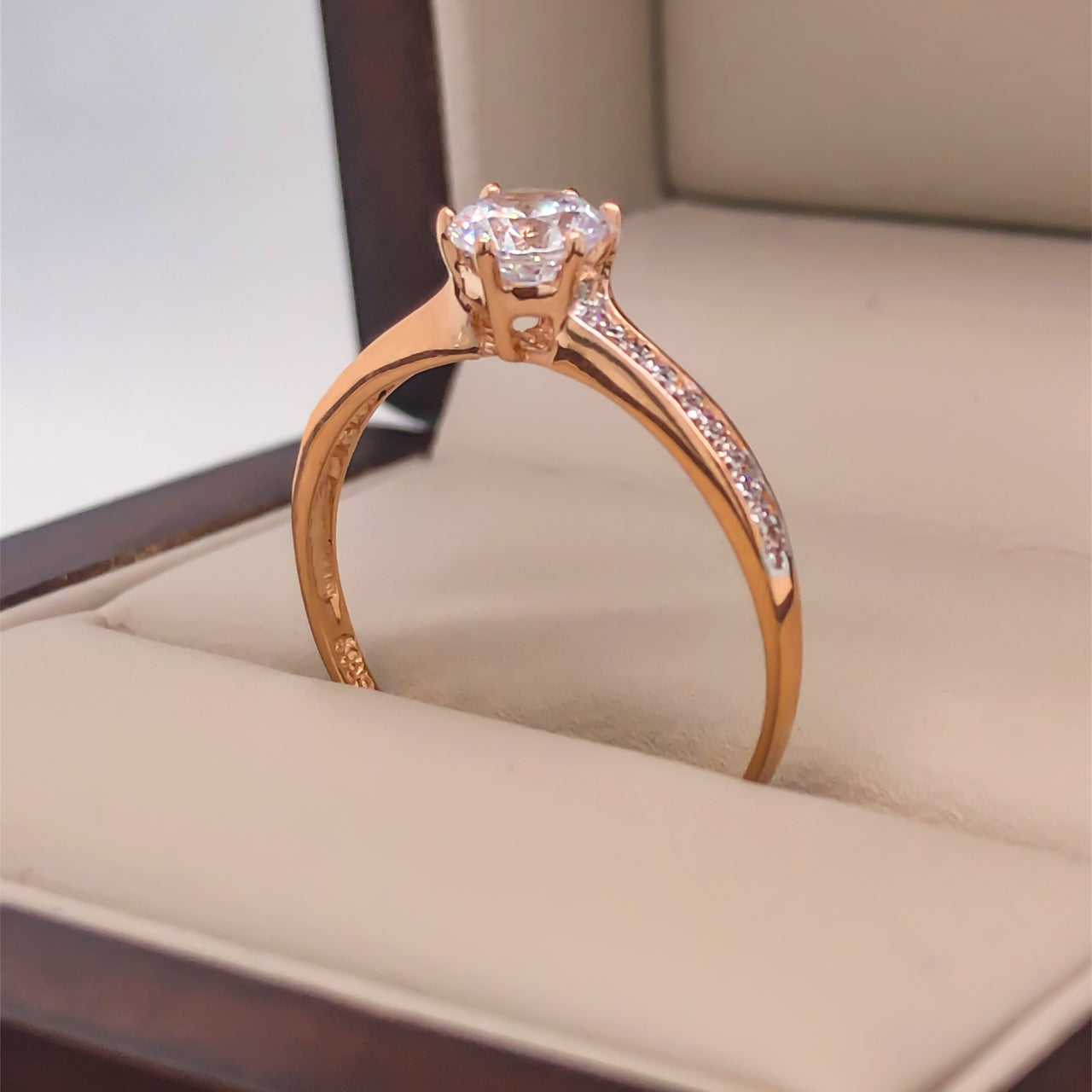 Anillo Oro Rosa 14k - Estilo Pavé Zirconia Central 5 mm