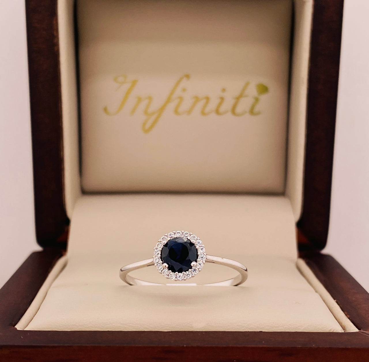 Anillo Oro Blanco 10k - Halo con Zirconias 5 mm