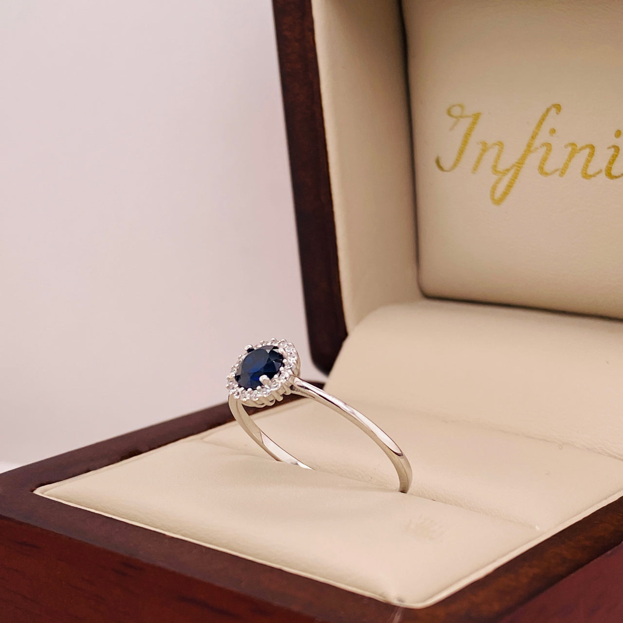 Anillo Oro Blanco 10k - Halo con Zirconias 5 mm