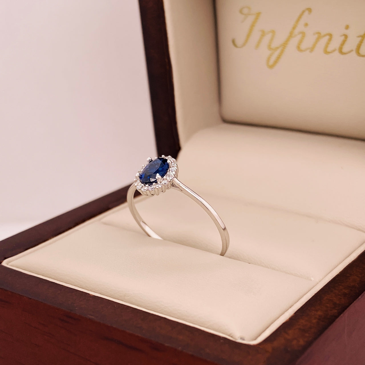 Anillo Oro Blanco 10k - Halo con Zirconias 6 x 4 mm
