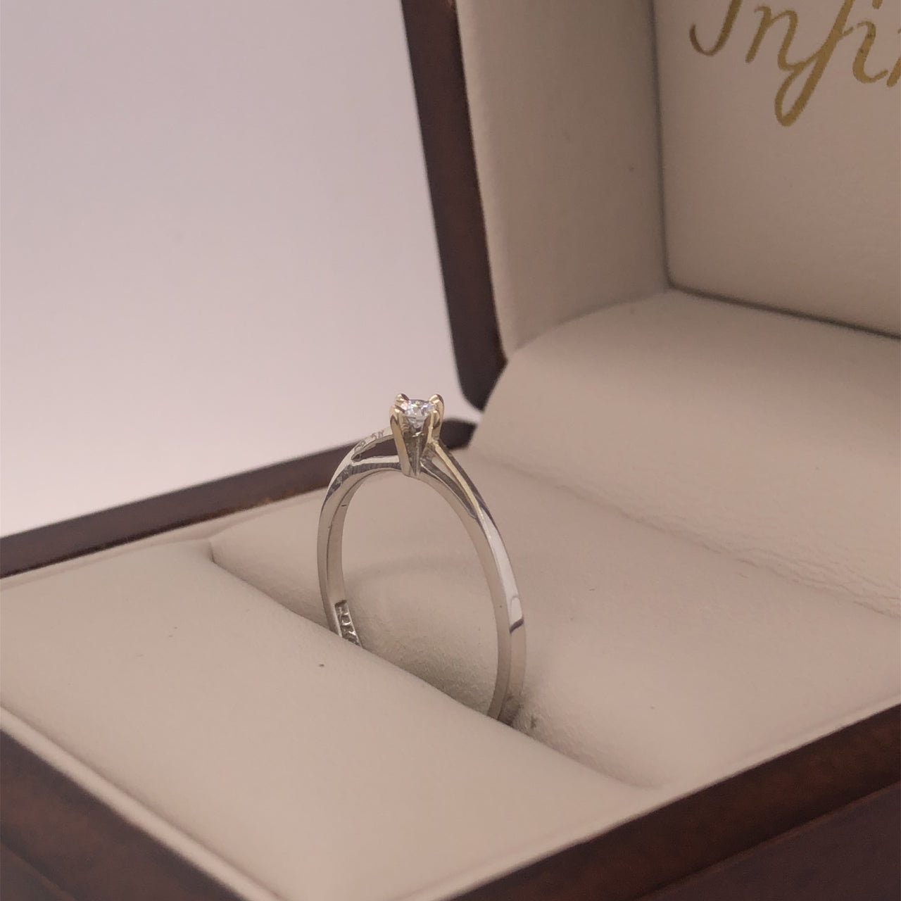 Anillo Oro Blanco 14k - Diamante Natural de 0.05 CT