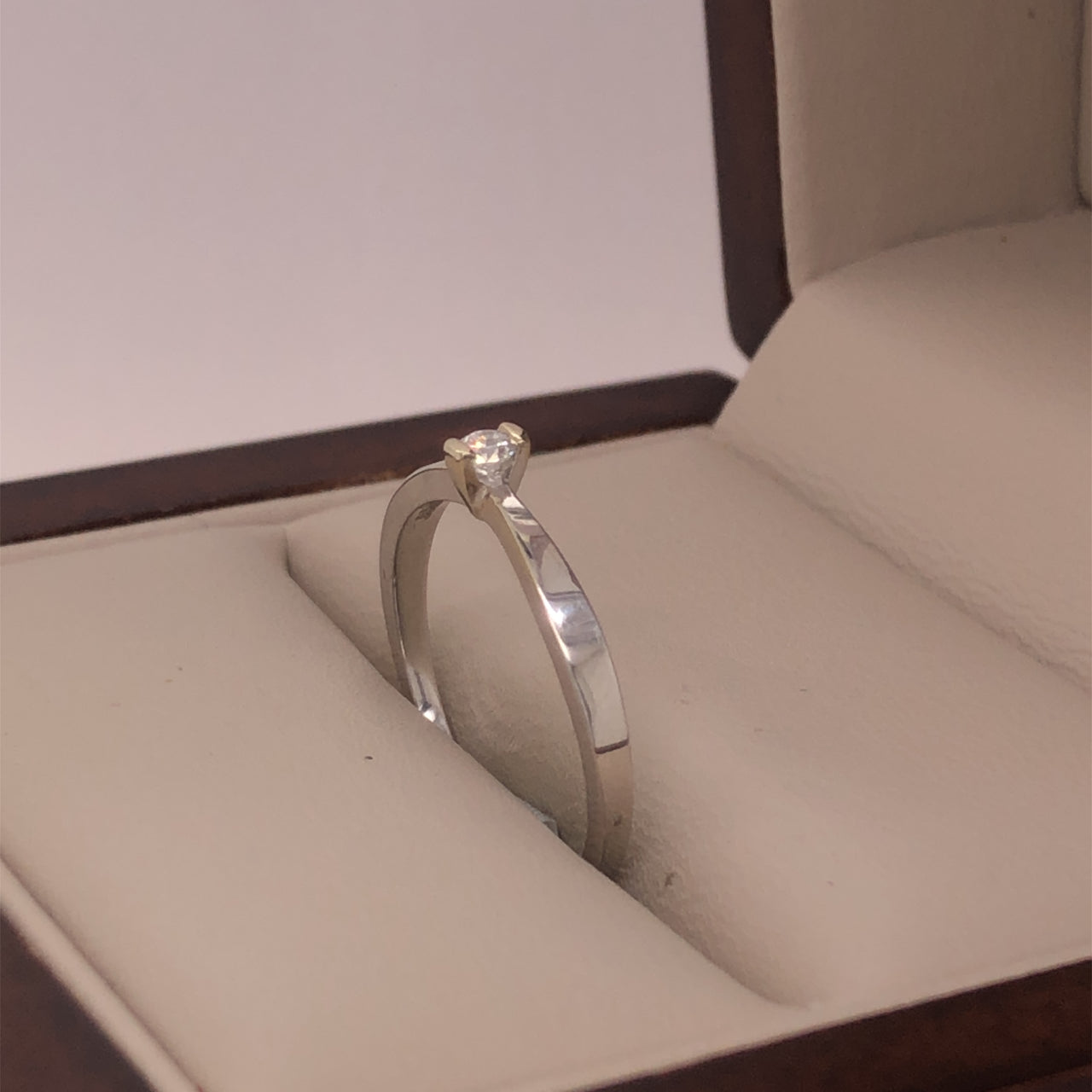 Anillo Oro Blanco 14k - Diamante Natural de 0.04 CT