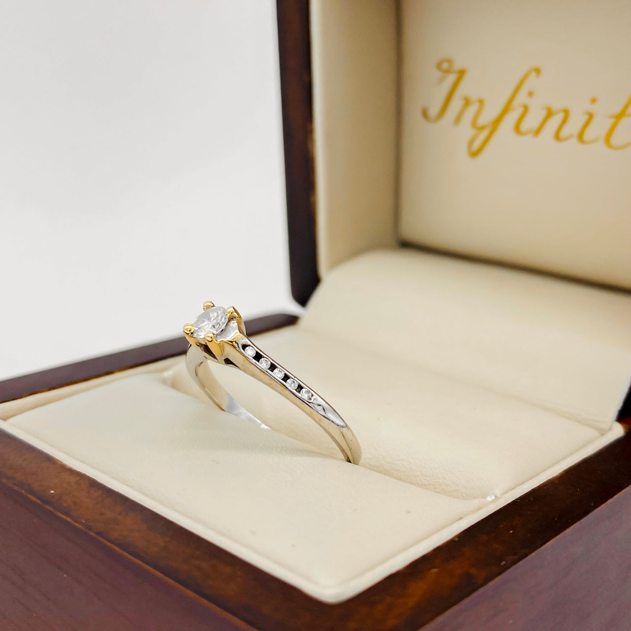 Anillo Oro Blanco 14k- Diamante Natural 0.23 CTW
