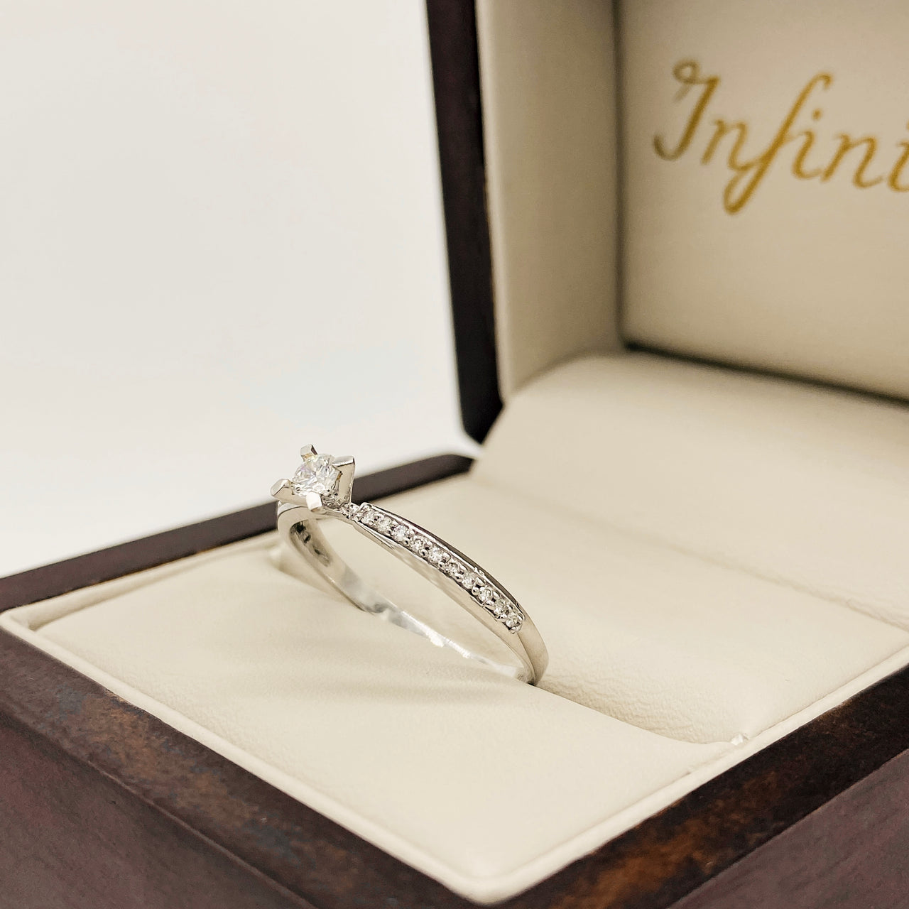 Anillo Oro Blanco 14k- Pavé Diamante Natural 0.23 CTW