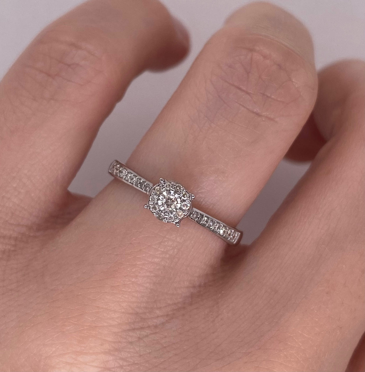Anillo Oro Blanco 14k - Halo Diamante Natural 0.12 CTW
