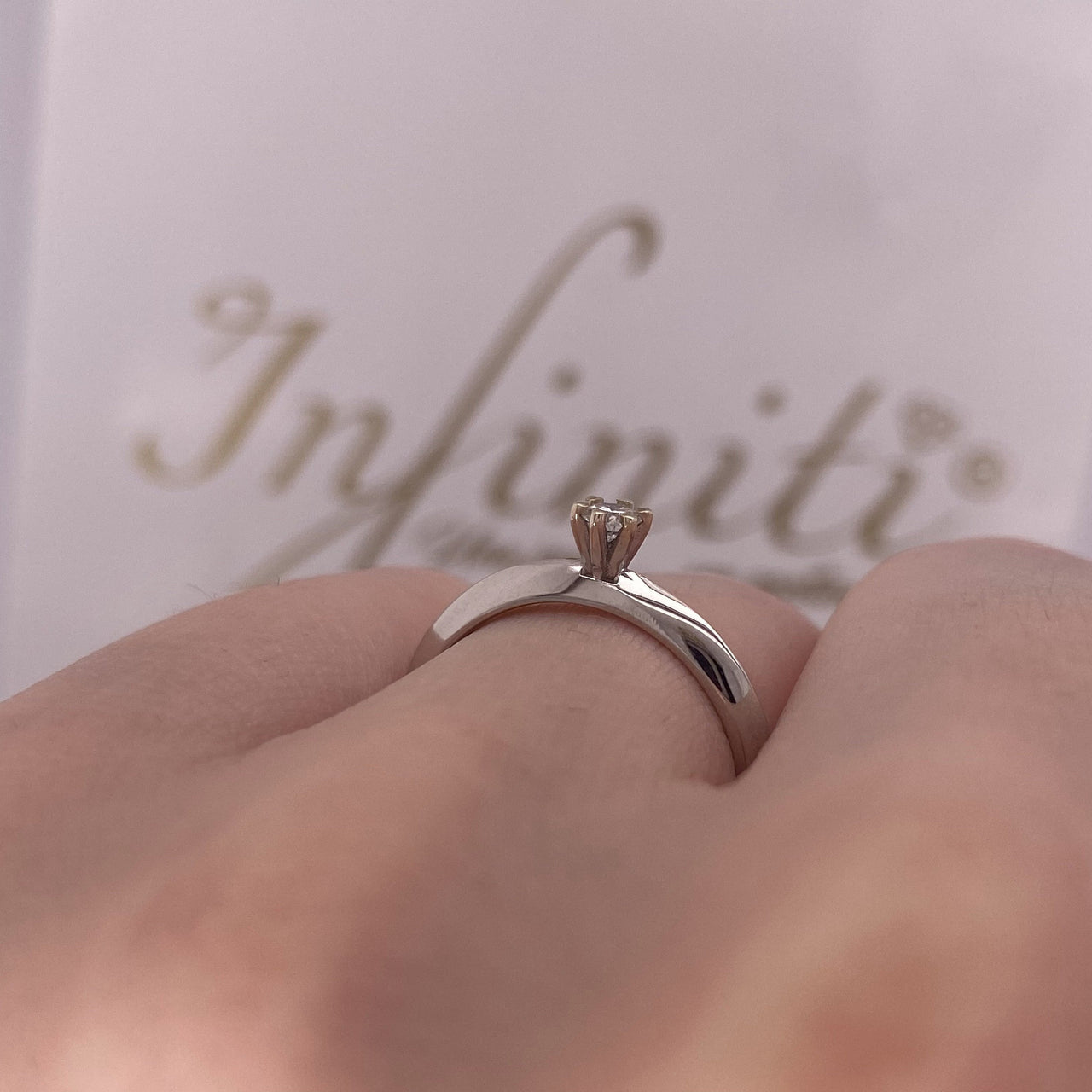 Anillo Solitario Oro Blanco 14k, Diamante de 7 Puntos - Infiniti Joyas