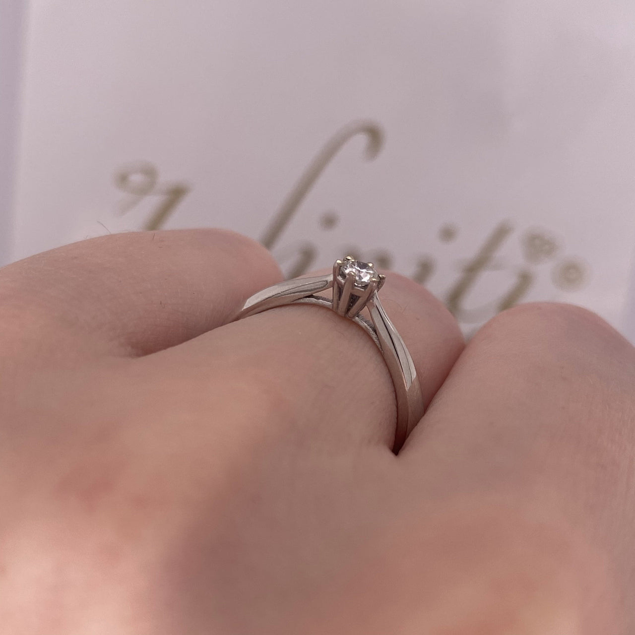 Anillo Solitario Oro Blanco 14k, Diamante de 10 Puntos - Infiniti Joyas