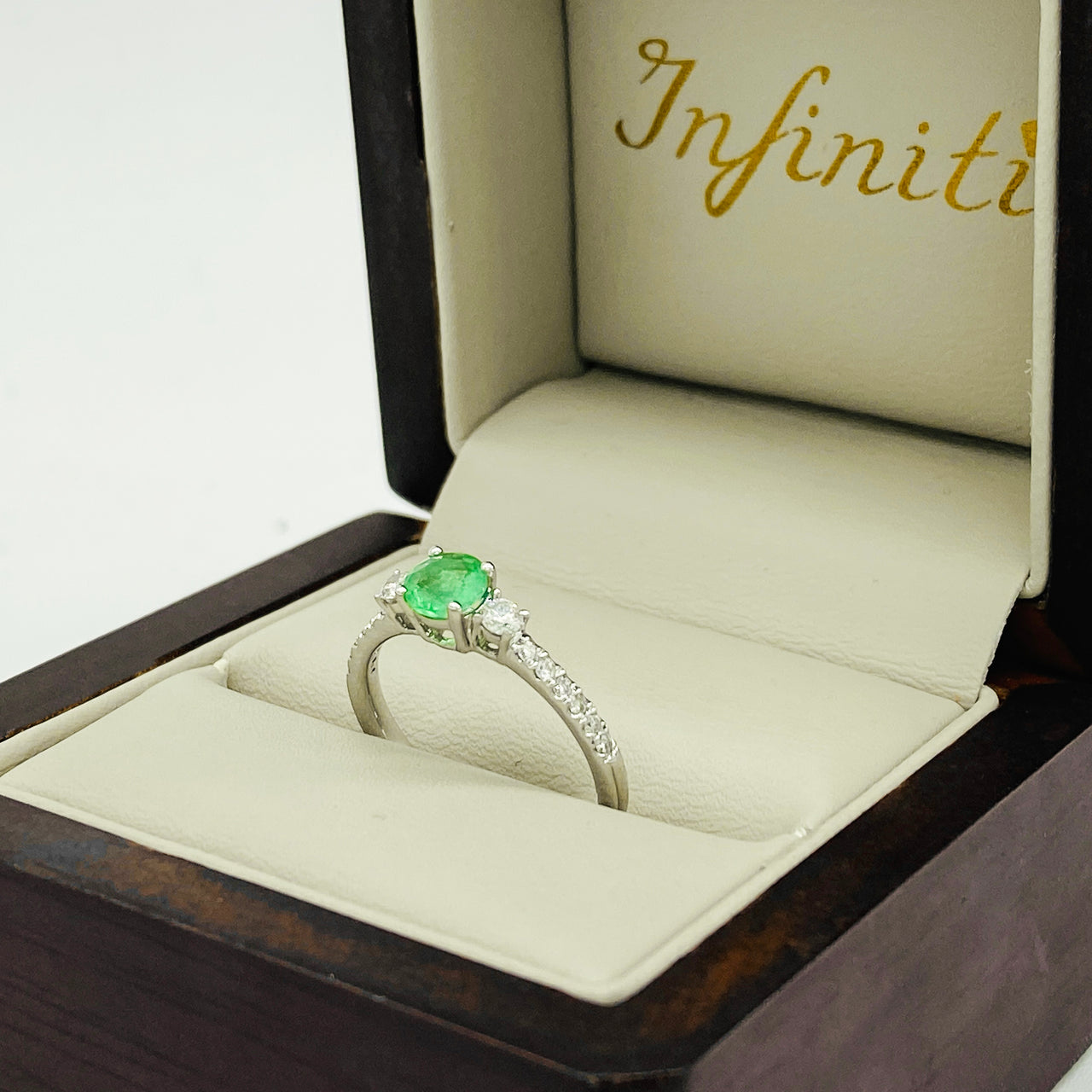 Anillo Oro Blanco 14k - Esmeralda con Diamante Natural 0.75 CTW