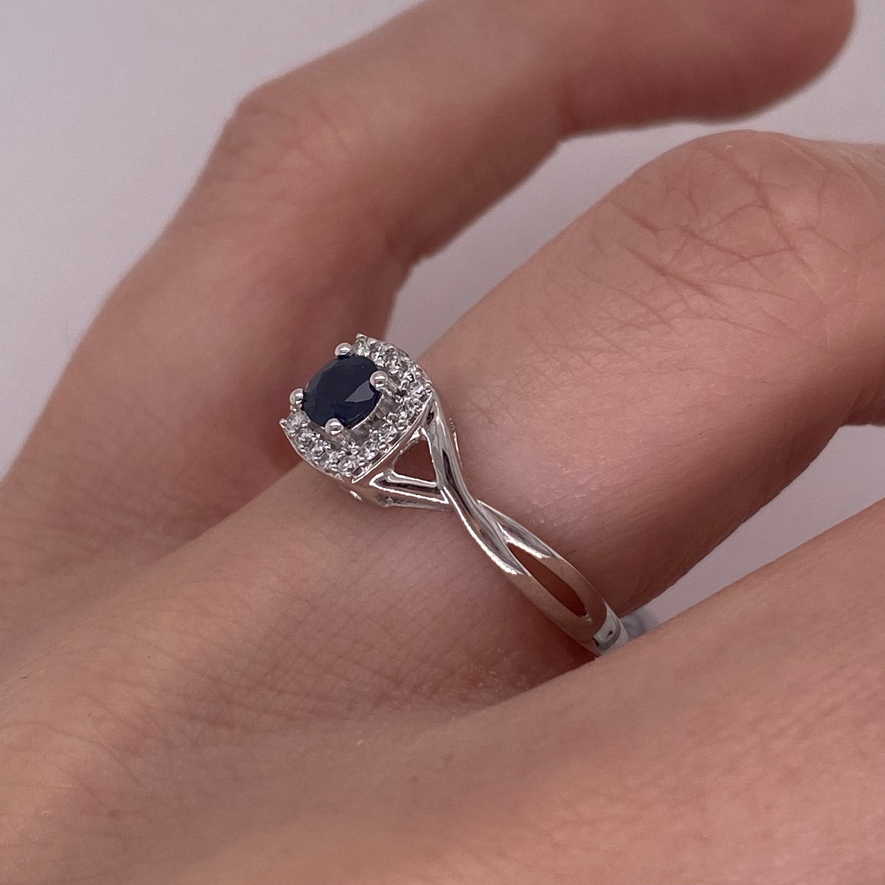 Anillo Oro Blanco 14k - Halo Zafiro con Diamantes Naturales 0.52 CTW