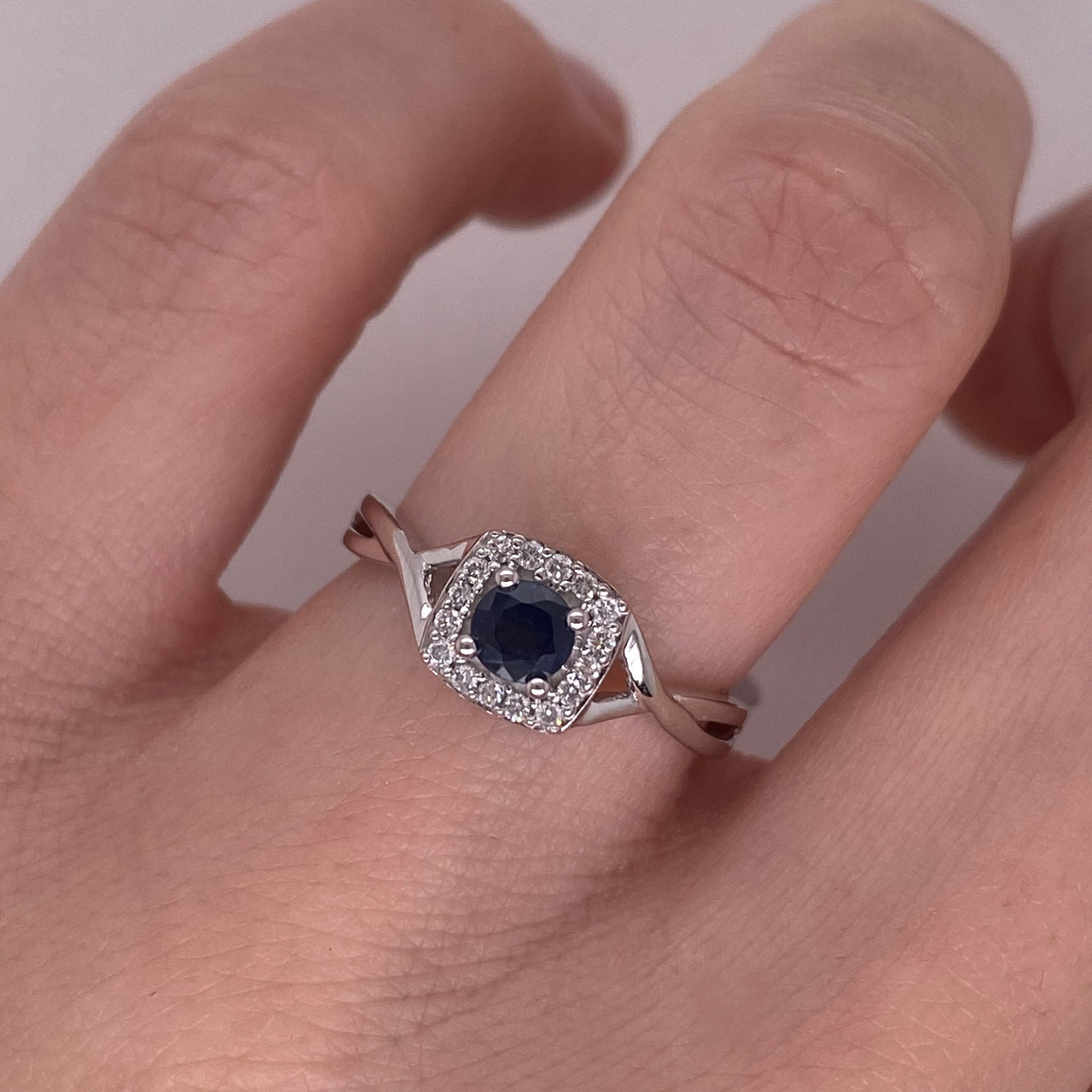 Anillo Oro Blanco 14k - Halo Zafiro con Diamantes Naturales 0.52 CTW
