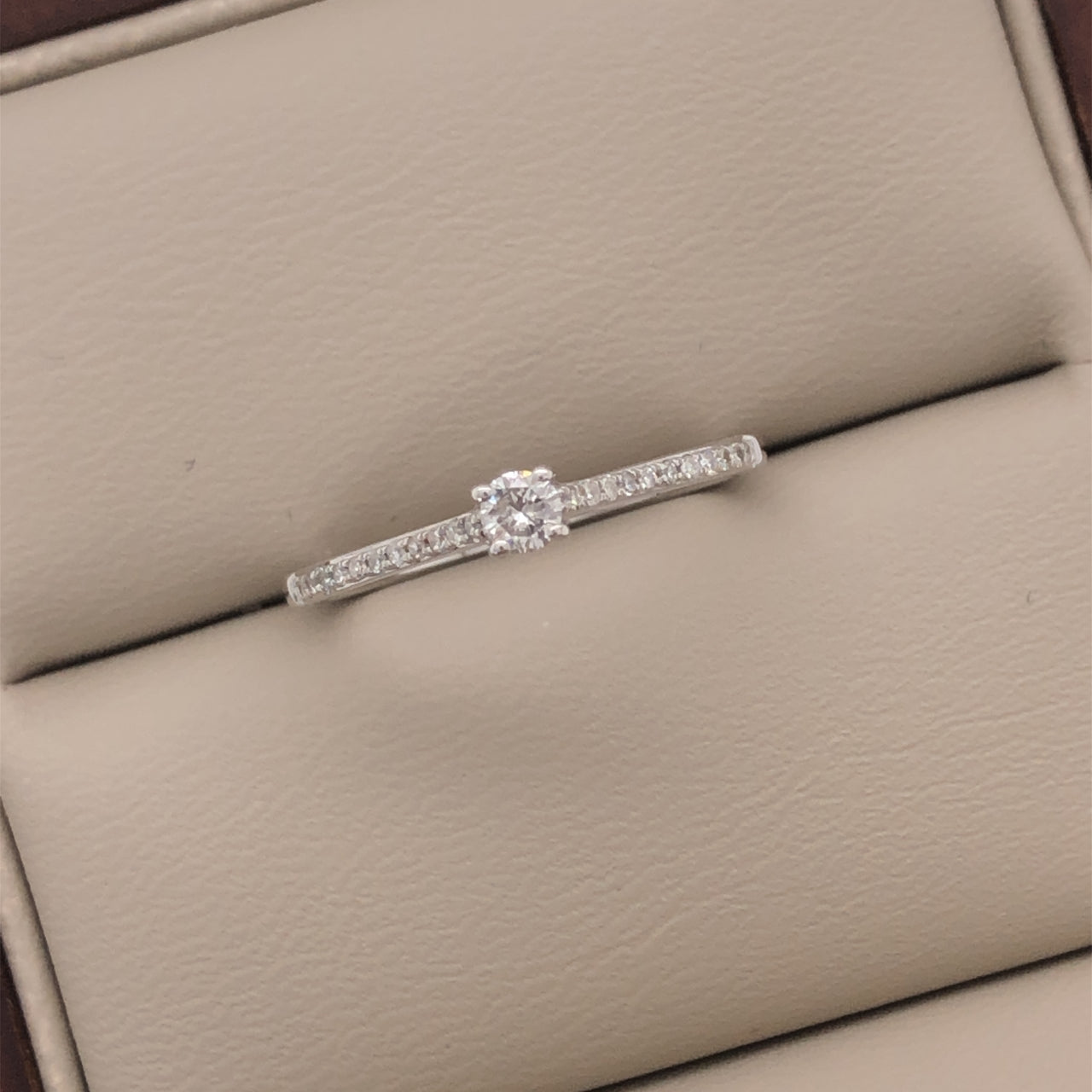 Anillo Oro Blanco 14k - Pavé Diamante Natural con 0.15 CTW