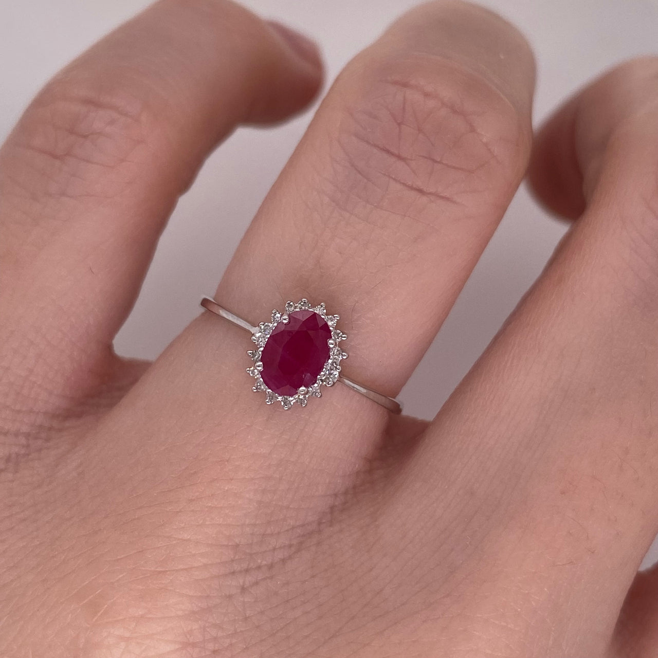 Anillo Oro Blanco 14k - Halo Rubí con Diamante Natural 0.59 CTW