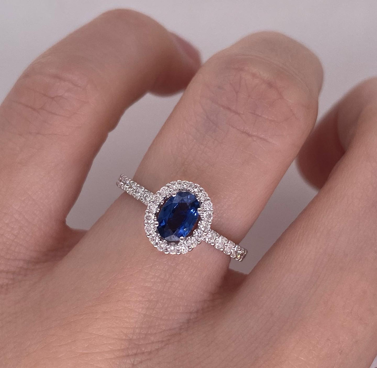 Anillo Oro Blanco 14k - Halo Zafiro con Diamante Natural 0.97 CTW