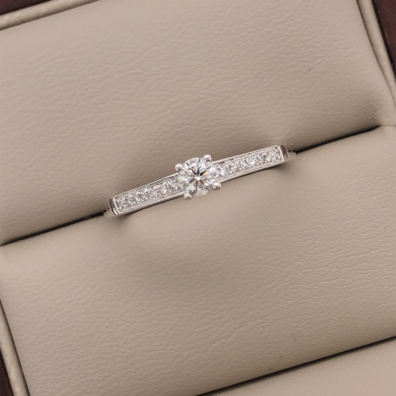 Anillo Oro Blanco 14k - Pavé Diamante Natural 0.25 CTW