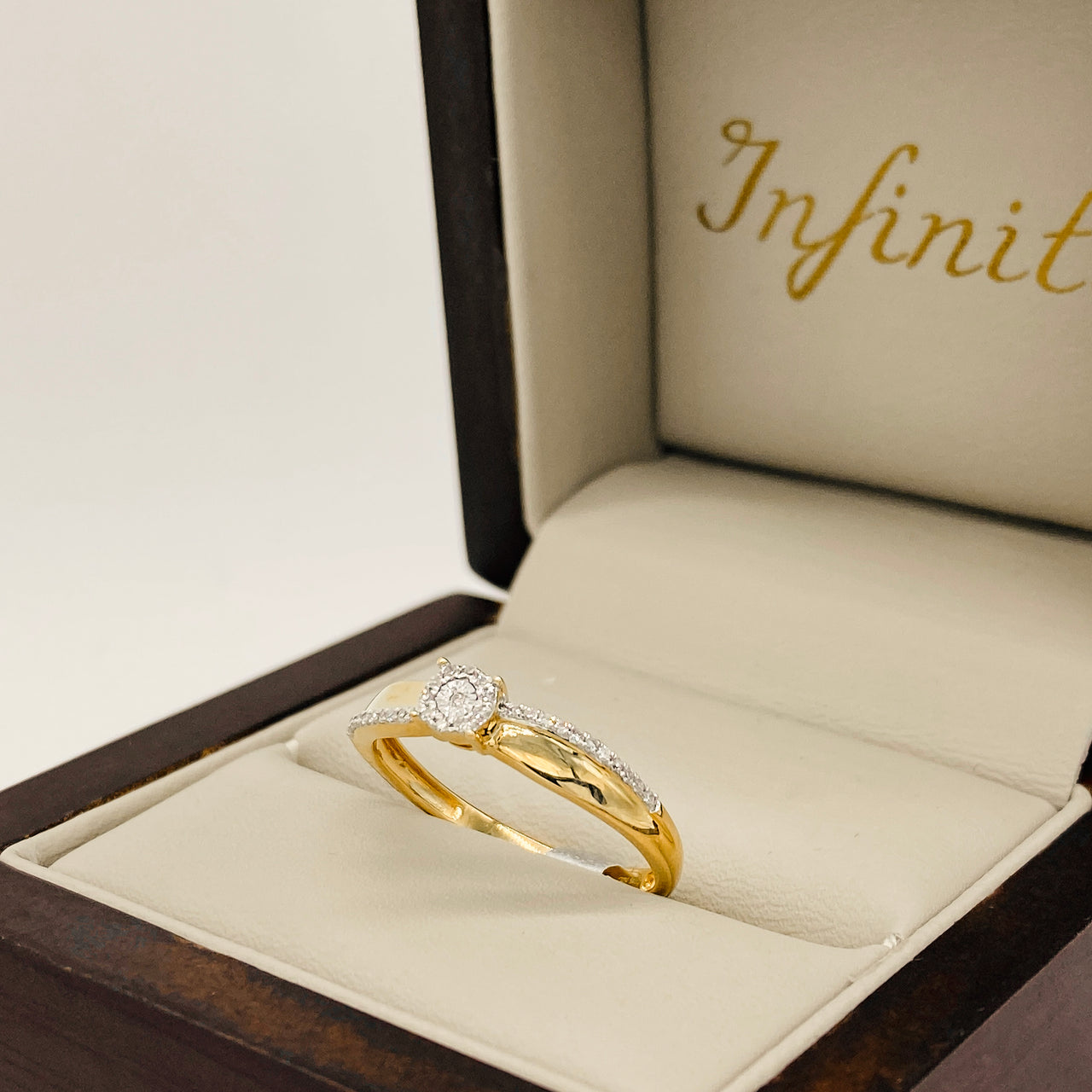 Anillo Oro 14k - Ilusión con Diamante Natural de 0.08 CT