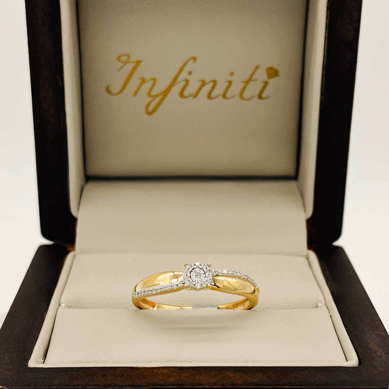 Anillo Oro 14k - Ilusión con Diamante Natural de 0.08 CT